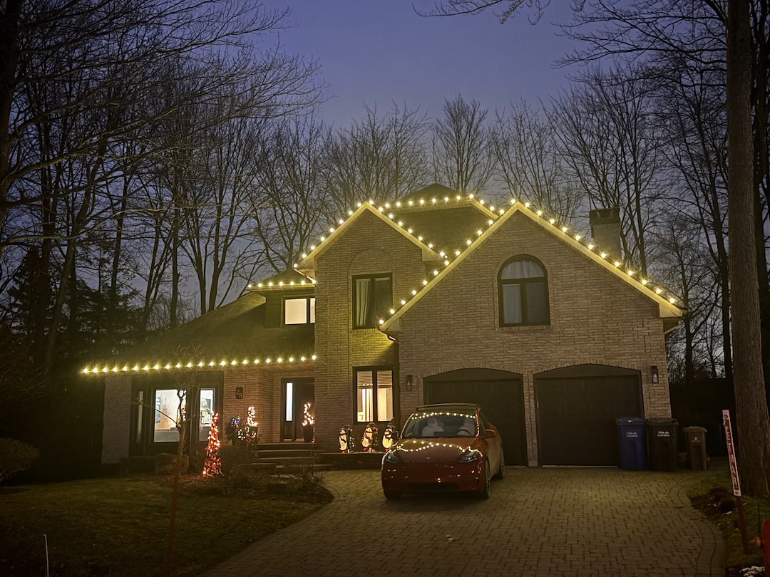 Une Installation des Lumières de Noël magique à Lorraine, Qc.